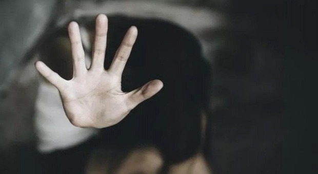 Sorelline violentate per oltre 10 anni da un gruppo di parenti: arrestati tre uomini e una donna a Monreale