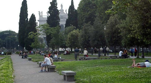 Roma, vendeva monili e monete antiche nel parco: denunciato ricettatore