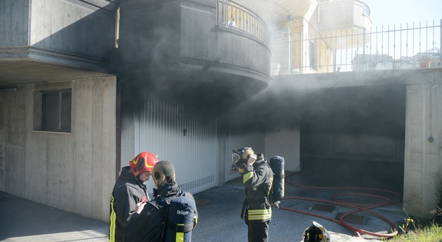 Macerata, scoppia incendio nel garage: enorme nube di fumo e mezzi distrutti