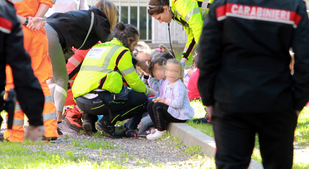 Fuga di gas in una scuola materna: evacuati 160 bambini, paura a Milano