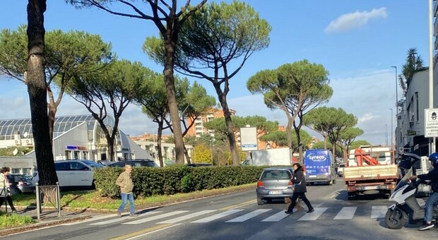 Roma, travolta da una Porsche sulle strisce: grave una donna di 38 anni