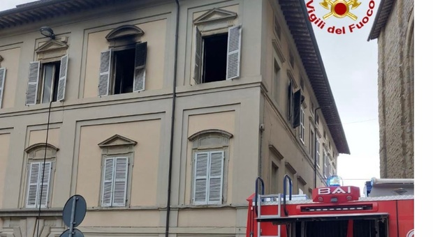 Incendio in casa, grave un anziano molto noto a Città di Castello