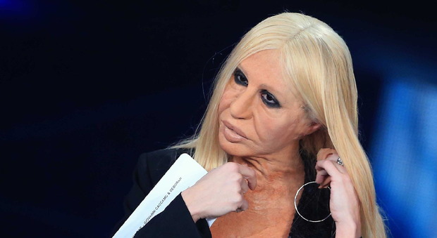 Festival di Sanremo, Virginia Raffaele e il lifting da ridere di Donatella Versace