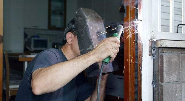 L'Italia cerca gli artigiani: introvabili fabbri e sarti