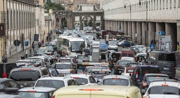 Caos traffico, Roma decima città al mondo: solo a Bogotà fa peggio per ore trascorse al volante