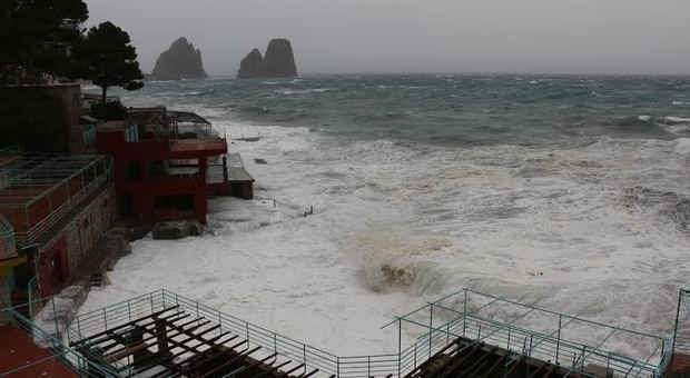 Capri flagellata, vento a 40 nodi e mare forza 4: danni al porto