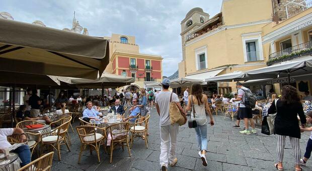 Mordi e fuggi in Piazzetta, Capri ritrova i pendolari: ieri oltre tremila sbarchi