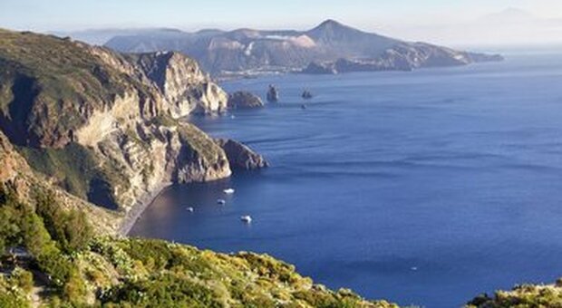 Sicilia, prolungato orario estivo navi per le Eolie. Falcone: «Favoriamo flussi turistici»
