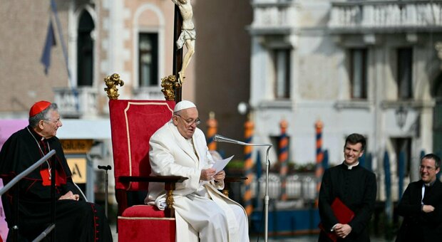 Il Papa a Venezia, visita al carcere femminile della Giudecca: «Anche io ho errori di cui farmi perdonare»
