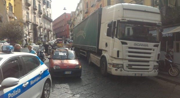 Napoli, Tir resta incastrato tra i vicoli della Pignasecca e la polizia municipale ritira la patente all'autista