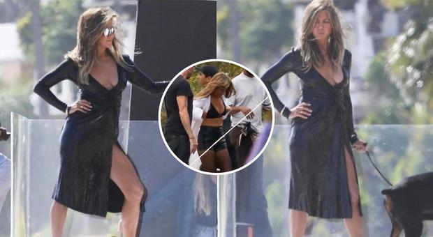 Jennifer Aniston più sexy che mai a 50 anni, le foto dal set mandano in estasi i fan