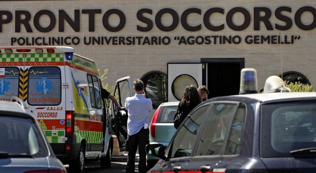 Roma, spara ai ladri durante furto in casa: sedicenne ferito lasciato davanti al Gemelli