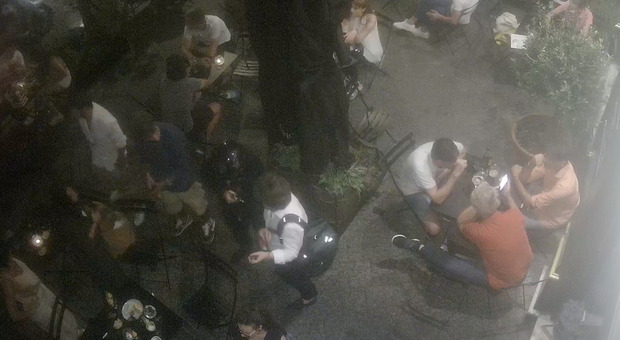 Napoli, il bar dei turisti Vip nel mirino dei rapinatori: tre assalti in una settimana