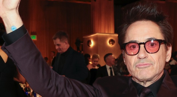 Golden Globe, al polso di Robert Downey Jr. spunta un "bollino blu": cos'è e a cosa serve il dispositivo (italiano)