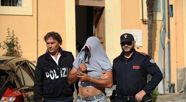 Campania, tre poliziotti finiti in manette. Tra le accuse: auto di servizio per accompagnare Gigi D'Alessio, sesso in commissariato e consegna di droga