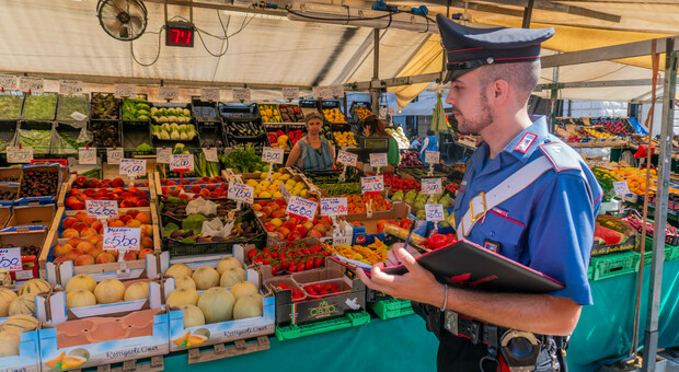 PIAZZA DELLE ERBE - I controlli interforze ai commercianti ambulanti di frutta e verdura