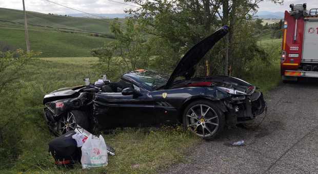 Scontro tra due Ferrari alla Mille Miglia Bolidi distrutti, ferita una donna