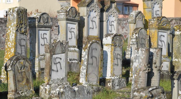 Oltre cento tombe ebraiche profanate con le svastiche: ecco le foto choc