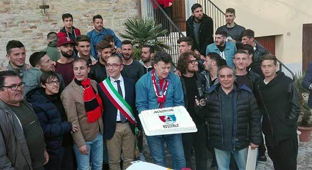 Una foto di gruppo con IL sindaco Pierpaolo Rosetti