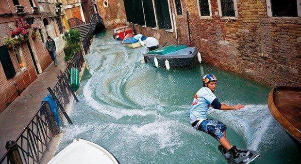"Cosa fare a Venezia? Wakeboarding nei canali»: sito bersagliato di proteste