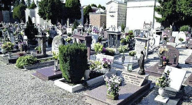 Adria: mancano i posti in cimitero e i defunti più vecchi rischiano lo sfratto