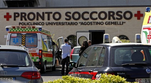 Roma, 16enne ferito da colpi di pistola. «Colpito durante un furto in casa, il proprietario avrebbe sparato»