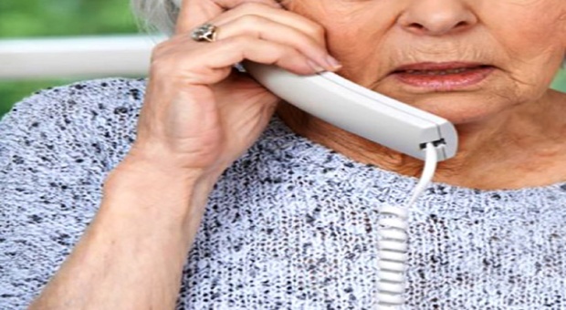 Un'anziana risponde al telefono, foto tratta dal Web