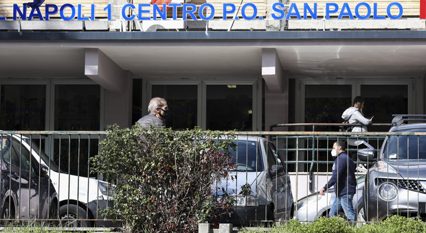Napoli, choc nell'ospedale San Paolo: infermiera aggredita con una sega