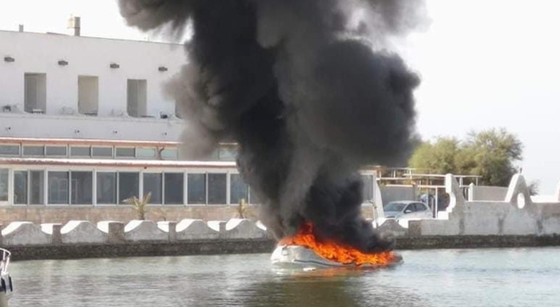 Gommone pieno di turisti esplode in mare: il pilota avvolto dalle fiamme FOTO
