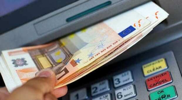 Roma, truffa da 1 milione di euro: la banda rubava le buste con le tessere nuove e poi svuotava i conti al bancomat
