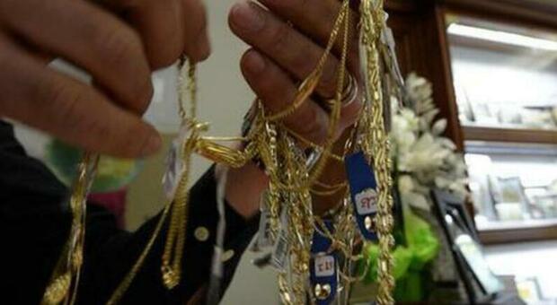 Napoli, truffa del falso Made in Italy: sequestrate più di 11mila collane ed orecchini