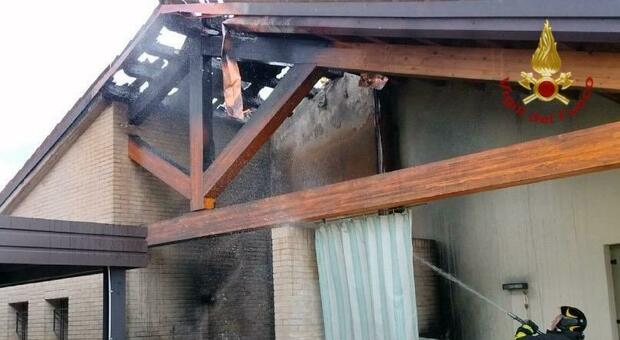 San Fior. Bombola di acetilene esplode in una casa, tetto distrutto