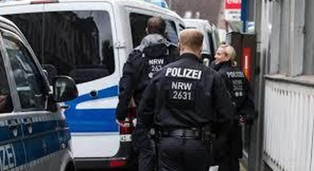 Germania, uomo armato in una scuola: studenti barricati. Ma è un falso allarme