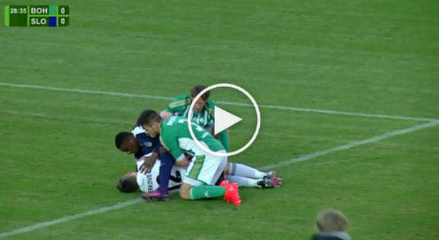 Dramma in campo: calciatore crolla a terra, l'avversario gli salva la vita