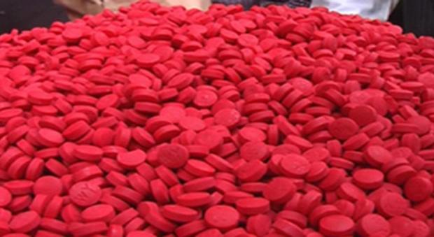 Droga di Hitler, allarme discoteche: le "caramelle" rosse portano alla pazzia. Giro gestito dai bengalesi