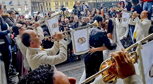 Le nozze trash del cantante neomelodico e della vedova del boss, la verità nelle mail: il Comune di Napoli sapeva da 15 giorni
