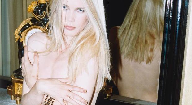 Claudia Schiffer nuda, vestita solo della borsa Chanel: lo scatto infuoca Instagram
