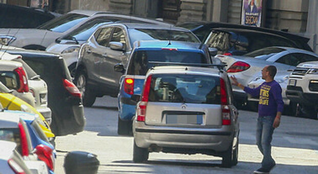 Il parcheggiatore abusivo con il reddito di cittadinanza: scoperto e denunciato a Napoli