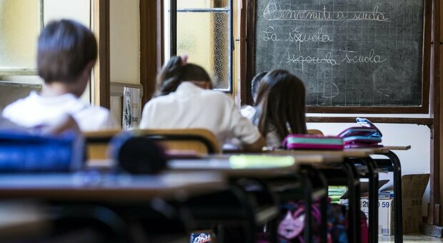 Scuole chiuse in Campania, De Luca riapre le elementari da lunedì: «E ok da subito a progetti speciali per bambini disabili e autistici»