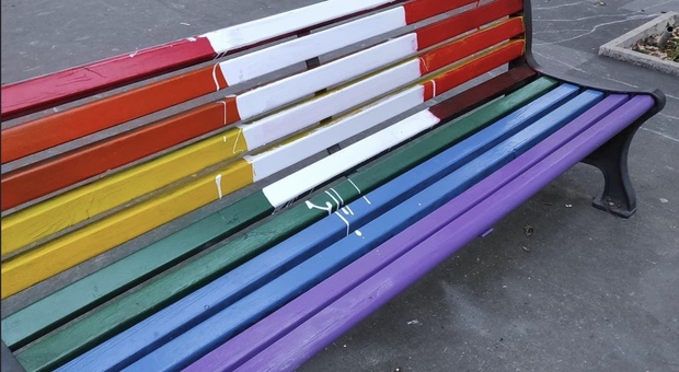 Panchine arcobaleno vandalizzate a Roma, Arcigay Rieti: «Gesto vile»