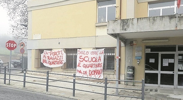 Ancona, striscioni a scuola: «Salvate il Podesti». Ma l'istituto rischia di essere demolito