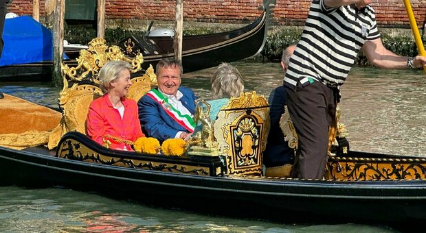 Von der Leyen in visita a Venezia, il giro in gondola con Brugnaro: «La città è un gioiello minacciato dal cambiamento climatico»