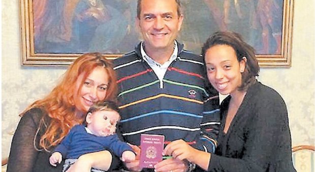 Napoli, il Tribunale dà ragione al Comune: sì alla trascrizione dell'atto di nascita del bimbo nato in Spagna da coppia gay