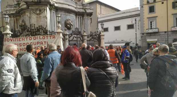 Napoli in piazza contro il decreto sicurezza: «Vogliamo il salario minimo garantito»