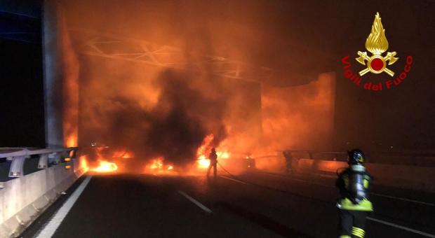 Assalto a furgone portavalori sull'A1 a Lodi: decine di vetture in fiamme, chiodi sull'asfalto, autostrada chiusa
