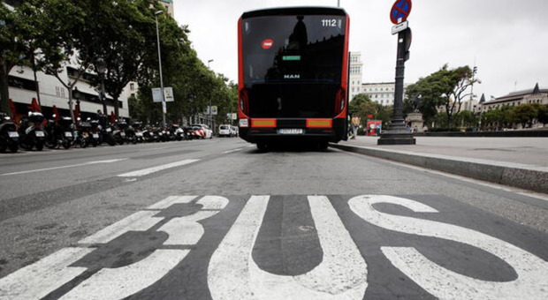 Paura sull'autobus di Autolinee toscane dove un giovane straniero ha aggredito due ragazze
