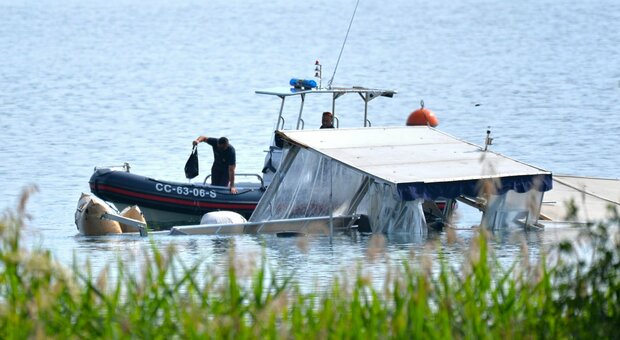 Lago Maggiore, i naufraghi: «Tanto vento, in acqua in un attimo». Il direttore del Mossad sullo 007 israeliano morto: «Uomo di valori»