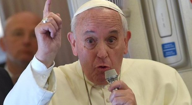 Il Papa: «I corrotti rubano ai poveri, darei loro una bella pedata nel sedere»