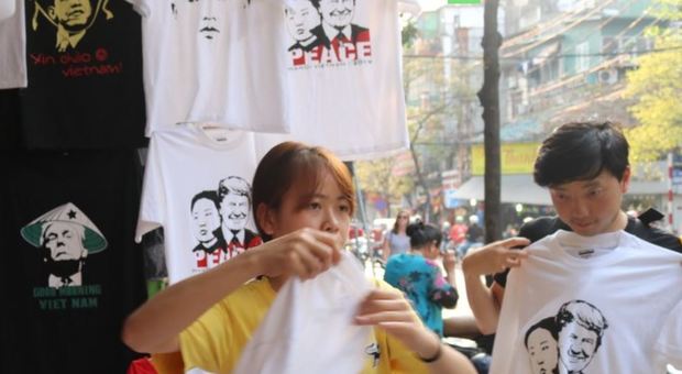 Trump e Kim per la pace: ad Hanoi in vista del vertice boom delle t-shirt con le facce dei due leader