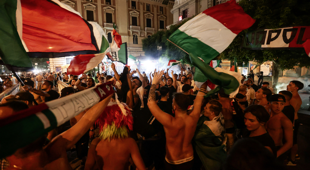 La bandiera italiana sventola su Napoli: notte magica dal Plebiscito alla piazzetta di Capri, esplode la festa